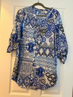 Collections Etc. Blue & White Patchwork Print Tunic Top. Size Medium.